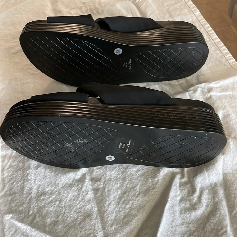 Donald J Pliner Folley slides. Size 6.5 - Picture 4 of 6